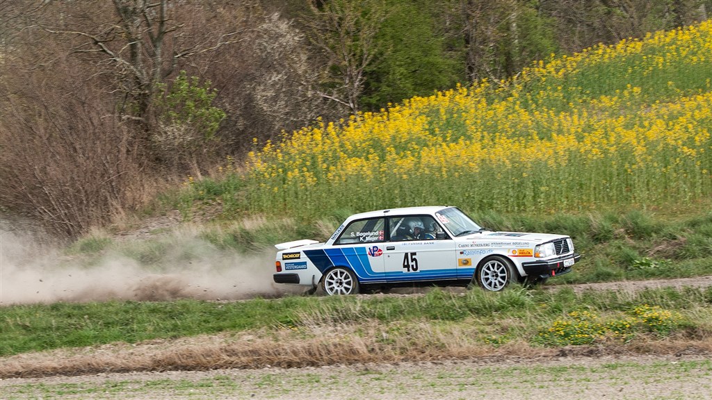 De gule og lysegrønne forårsfarver dominirede det Fynske landskab, hvor Kurt Mejer og Steen Bøgelund her passerer et stykke grusvej.
(Foto: rallypics.dk – Viggo Johansen)